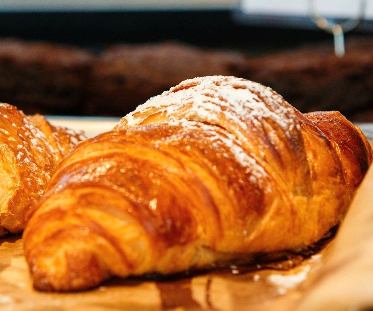 Manos preparando postres y meriendas con ingredientes frescos